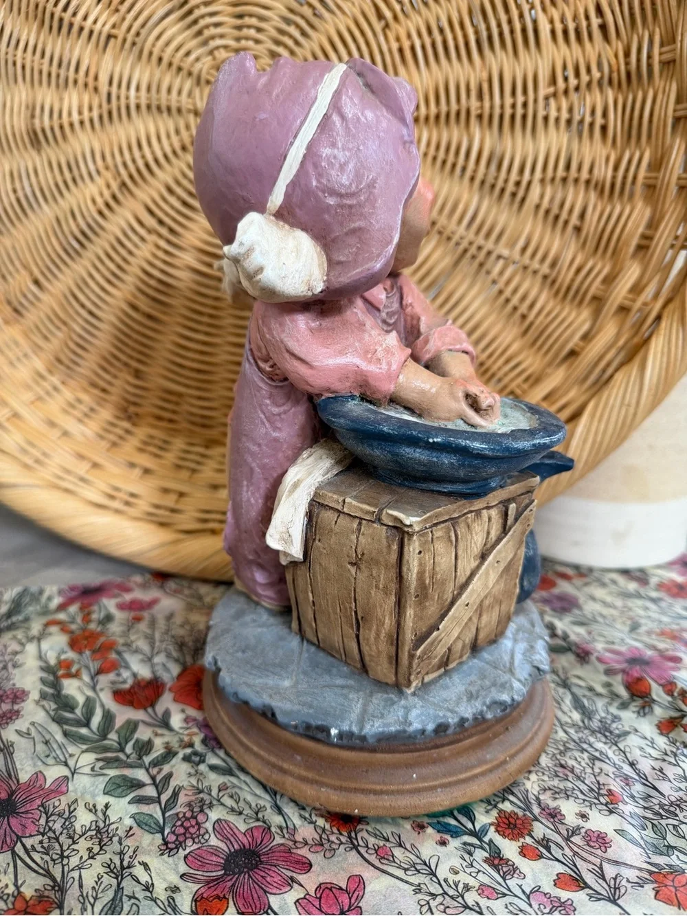 Vintage Giuseppe Armani Figurine Girl Washing Hands COLORFUL Signed Rare